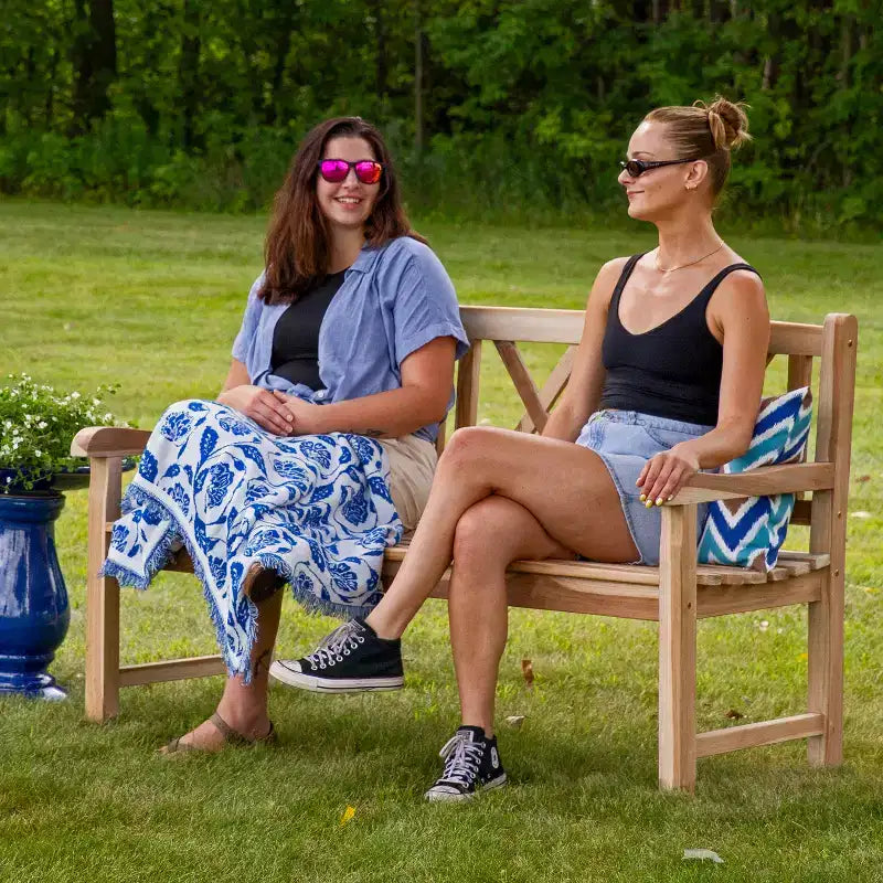 Banc de jardin d'extérieur en teck avec dossier croisé Sunnydaze pour 2 personnes