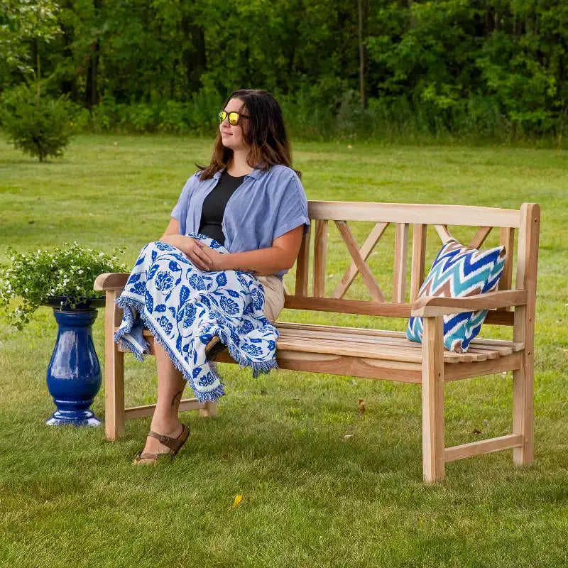 Banc de jardin d'extérieur en teck avec dossier croisé Sunnydaze pour 2 personnes