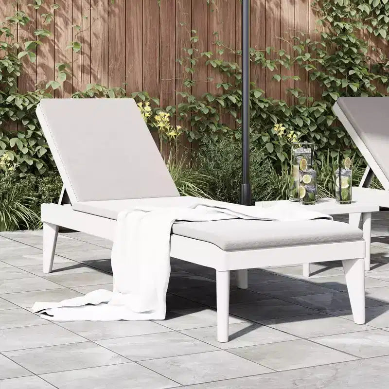 vidaXL Chaise longue blanche en polypropylène dossier multi-positions moyen