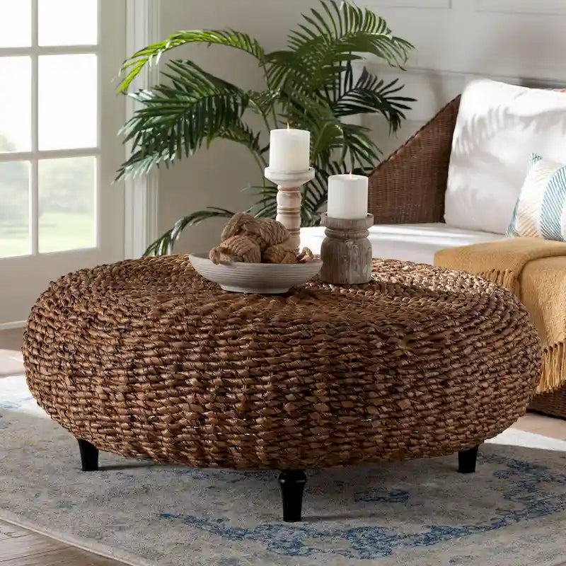 Table basse en jonc de mer tissé main Riau avec pieds en bois - Table ronde en osier naturel pour salon ou chambre à coucher