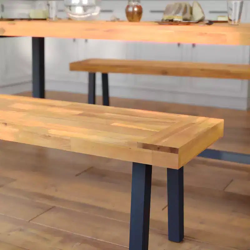 Banc rustique en bois d'acacia Emma and Oliver avec deux places assises, pieds en bois évasés et surface à lattes pour usage intérieur et extérieur