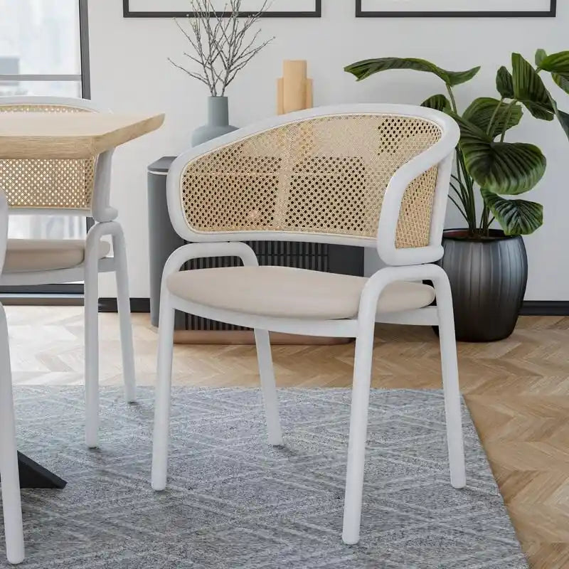 Chaise d'appoint moderne et élégante Ervilla avec dossier en rotin et pieds en acier blanc pour salle à manger et cuisine