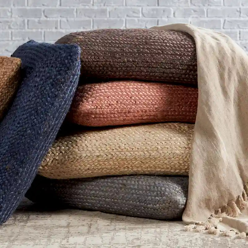 Le pouf/coussin de sol en jute texturé Faxon de Curated Nomad