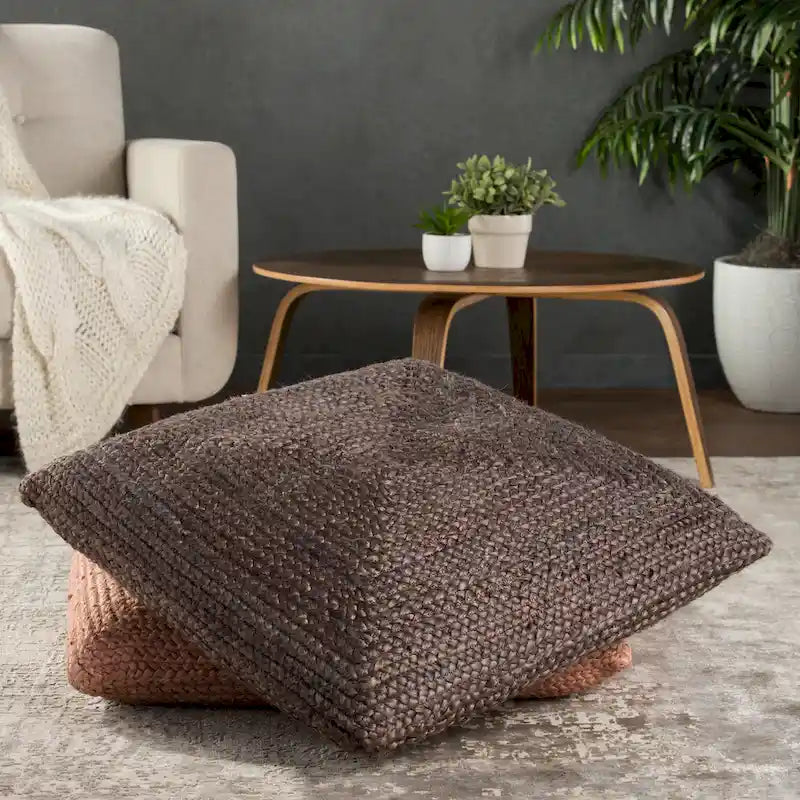 Le pouf/coussin de sol en jute texturé Faxon de Curated Nomad