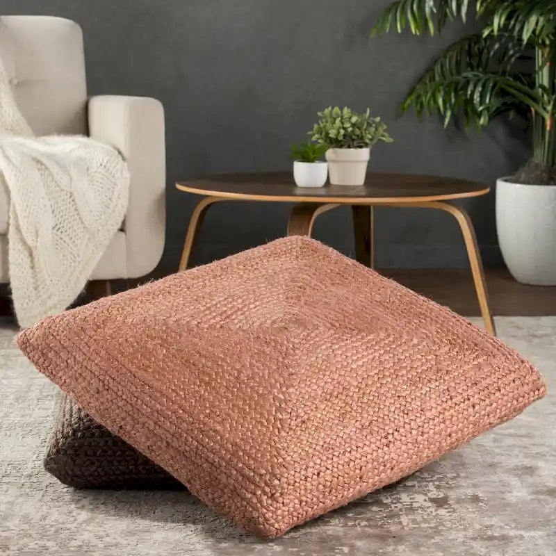 Le pouf/coussin de sol en jute texturé Faxon de Curated Nomad