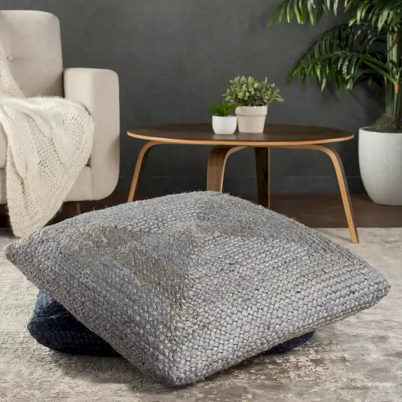 Le pouf/coussin de sol en jute texturé Faxon de Curated Nomad