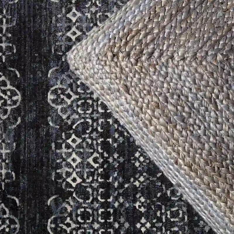 Le pouf/coussin de sol en jute texturé Faxon de Curated Nomad