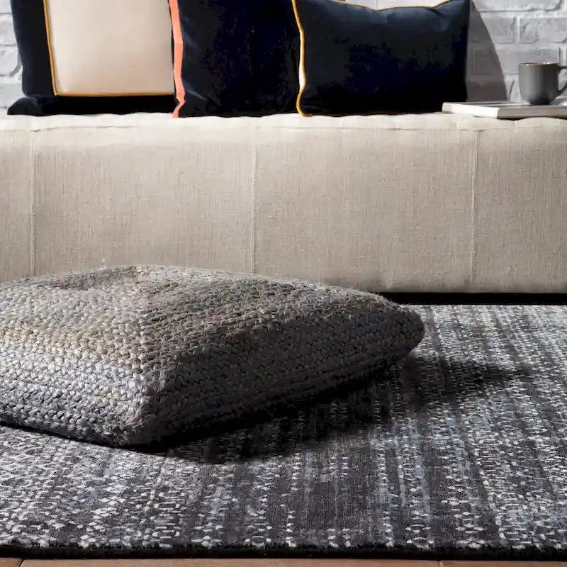 Le pouf/coussin de sol en jute texturé Faxon de Curated Nomad
