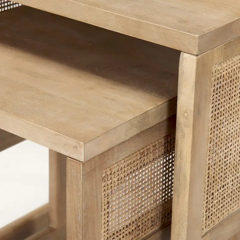 Tables d'appoint gigognes carrées en bois massif Grier avec accents en rotin (ensemble de 2) - 20L x 20l x 23H