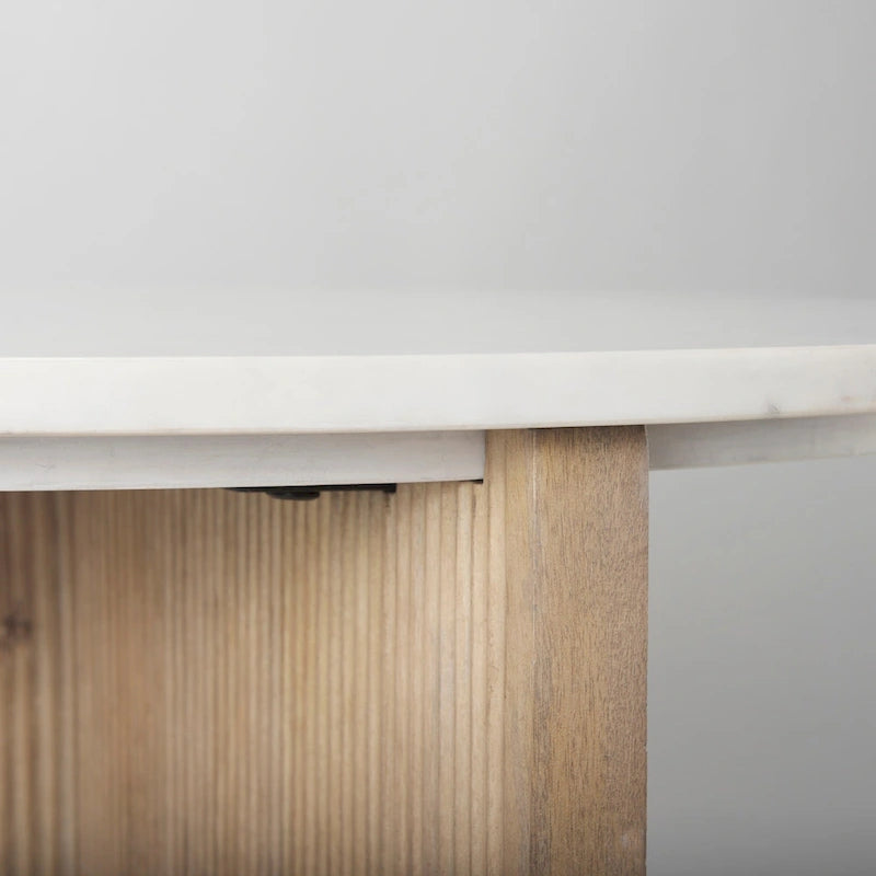 Table d'appoint ronde Enzo en marbre blanc avec piètement cannelé en bois massif brun clair