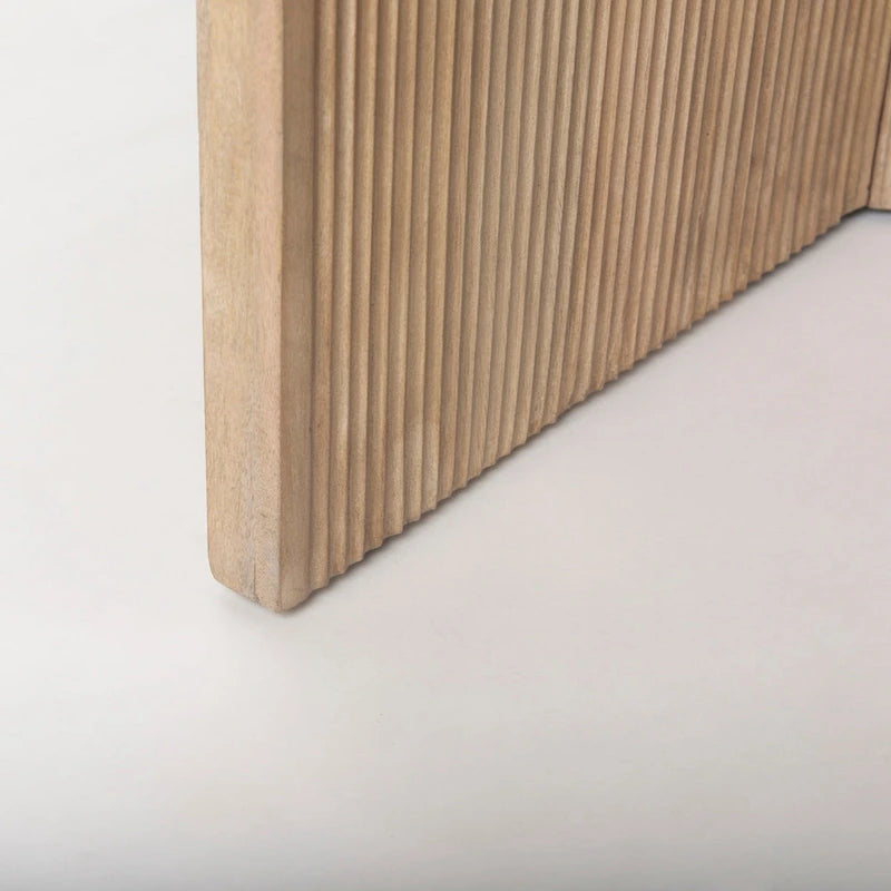 Table d'appoint ronde Enzo en marbre blanc avec piètement cannelé en bois massif brun clair