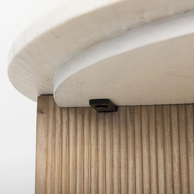 Table d'appoint ronde Enzo en marbre blanc avec piètement cannelé en bois massif brun clair