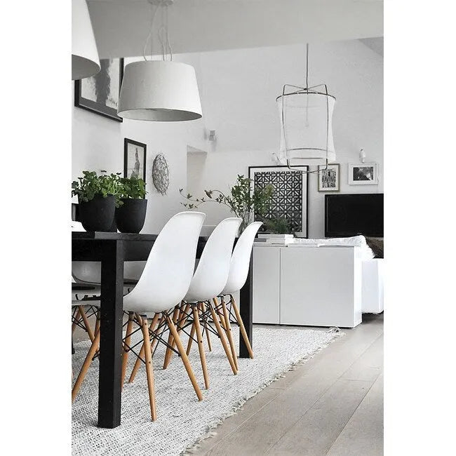 Lot de 2 chaises de salle à manger modernes du milieu du siècle, sans accoudoirs, avec coque en plastique et piètement en bois naturel de type Eiffel, couleur rouge