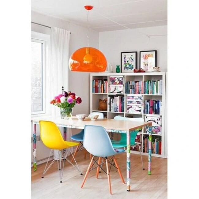 Lot de 2 chaises de salle à manger modernes du milieu du siècle, sans accoudoirs, avec coque en plastique et piètement en bois naturel de type Eiffel, couleur rouge