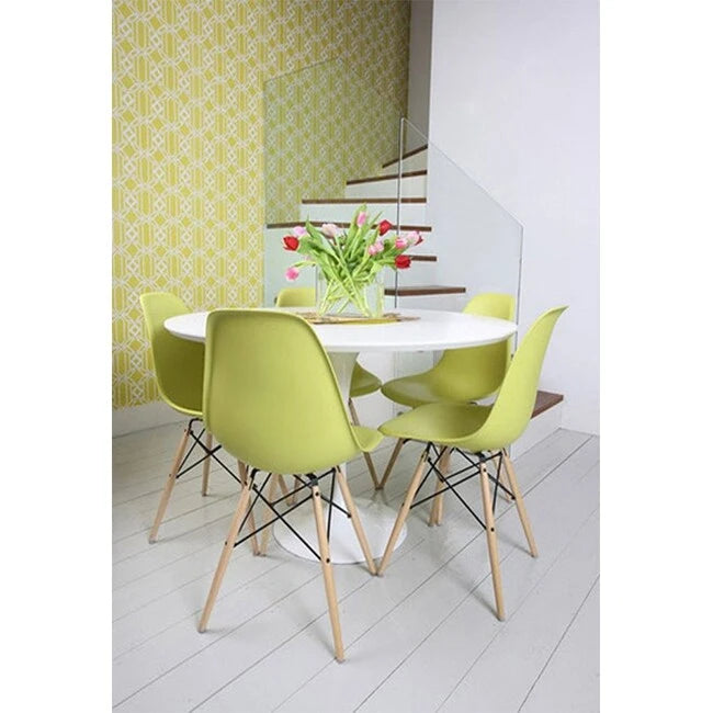 Lot de 2 chaises de salle à manger modernes du milieu du siècle, sans accoudoirs, avec coque en plastique et piètement en bois naturel de type Eiffel, couleur rouge