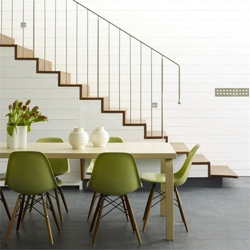 Lot de 2 chaises de salle à manger modernes du milieu du siècle, sans accoudoirs, avec coque en plastique et piètement en bois naturel de type Eiffel, couleur rouge