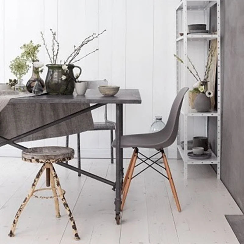Lot de 2 chaises de salle à manger modernes du milieu du siècle, sans accoudoirs, avec coque en plastique et piètement en bois naturel de type Eiffel, couleur rouge