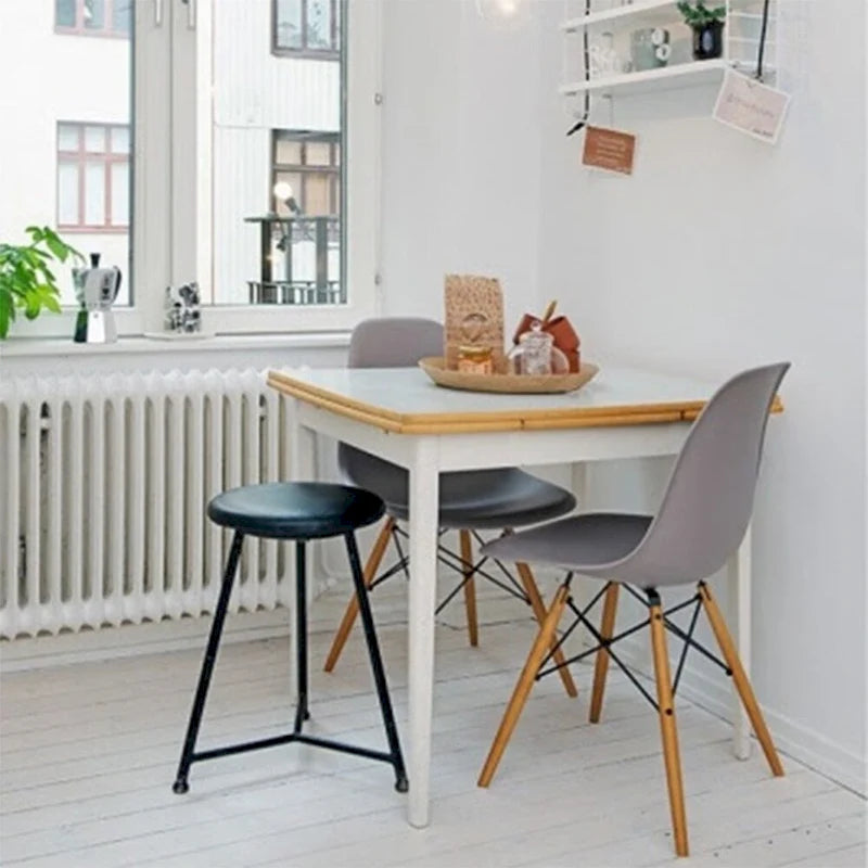 Lot de 2 chaises de salle à manger modernes du milieu du siècle, sans accoudoirs, avec coque en plastique et piètement en bois naturel de type Eiffel, couleur rouge