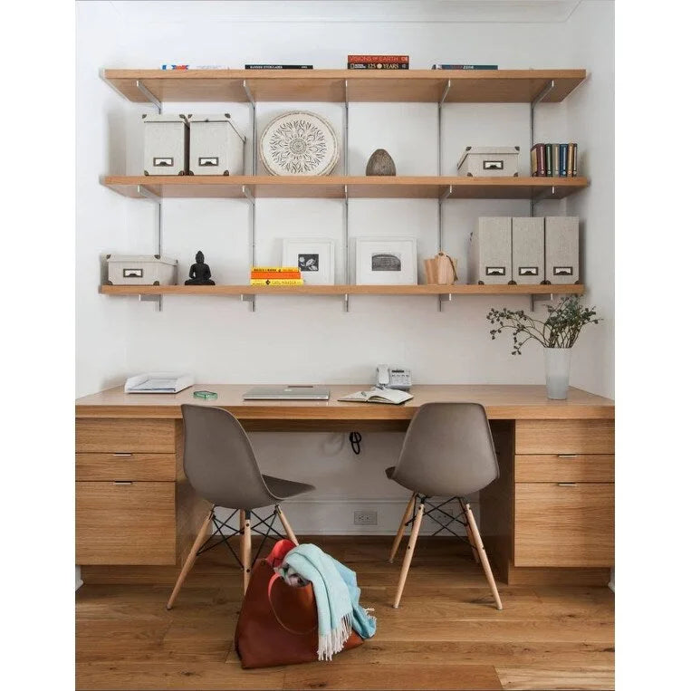 Lot de 2 chaises de salle à manger modernes du milieu du siècle, sans accoudoirs, avec coque en plastique et piètement en bois naturel de type Eiffel, couleur rouge