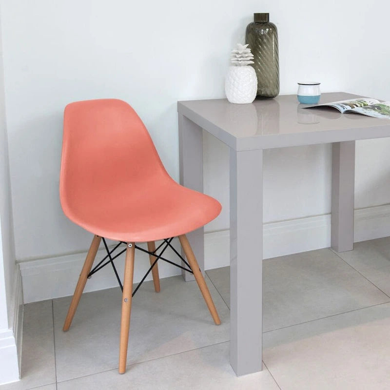 Lot de 2 chaises de salle à manger modernes du milieu du siècle, sans accoudoirs, avec coque en plastique et piètement en bois naturel de type Eiffel, couleur rouge