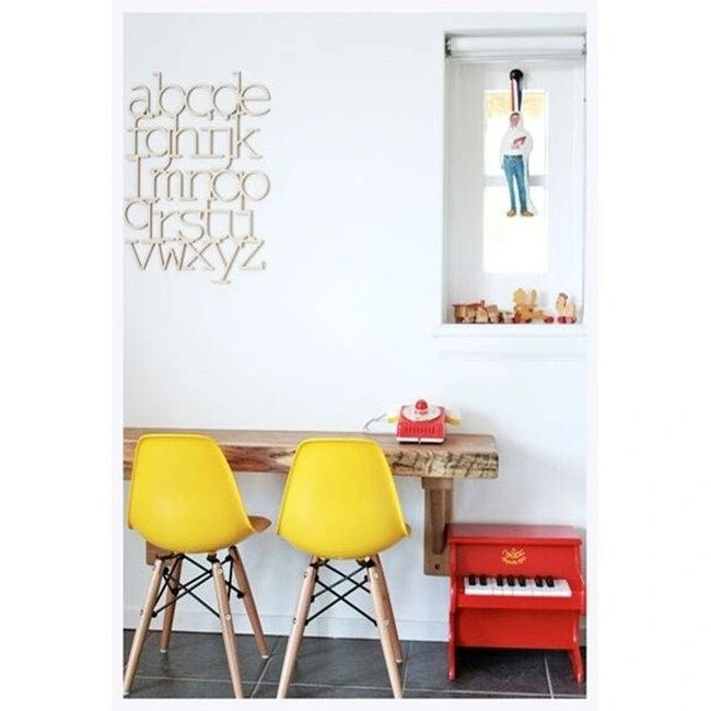 Lot de 2 chaises de salle à manger modernes du milieu du siècle, sans accoudoirs, avec coque en plastique et piètement en bois naturel de type Eiffel, couleur rouge