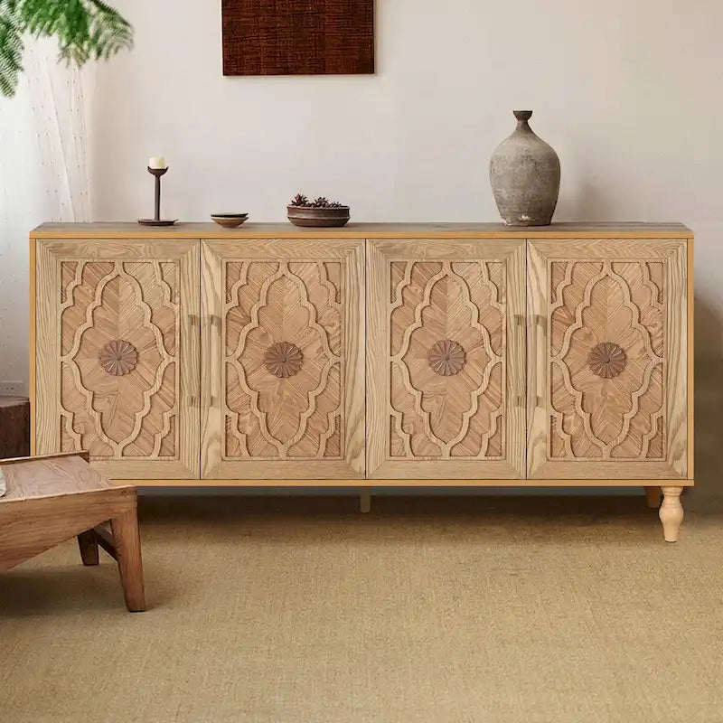 Grande armoire de rangement avec portes sculptées de fleurs et poignées métalliques