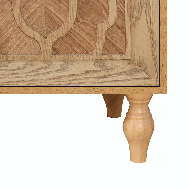 Grande armoire de rangement avec portes sculptées de fleurs et poignées métalliques