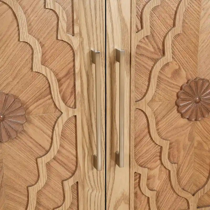 Grande armoire de rangement avec portes sculptées de fleurs et poignées métalliques