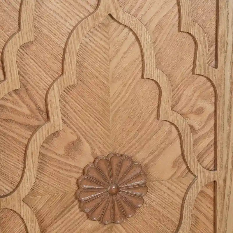 Grande armoire de rangement avec portes sculptées de fleurs et poignées métalliques