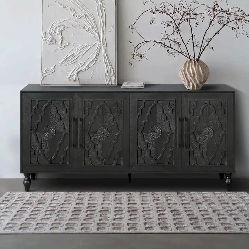 Grande armoire de rangement avec portes sculptées de fleurs et poignées métalliques