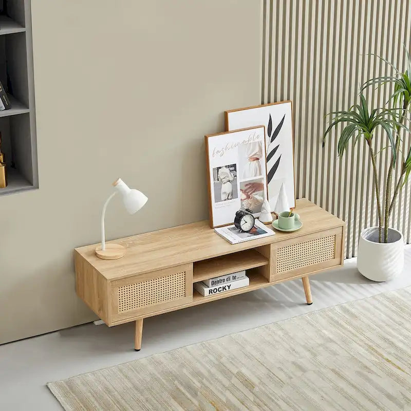 55.12 Meuble TV en rotin, doubles portes coulissantes pour rangement, étagère réglable, pieds en bois massif, console TV