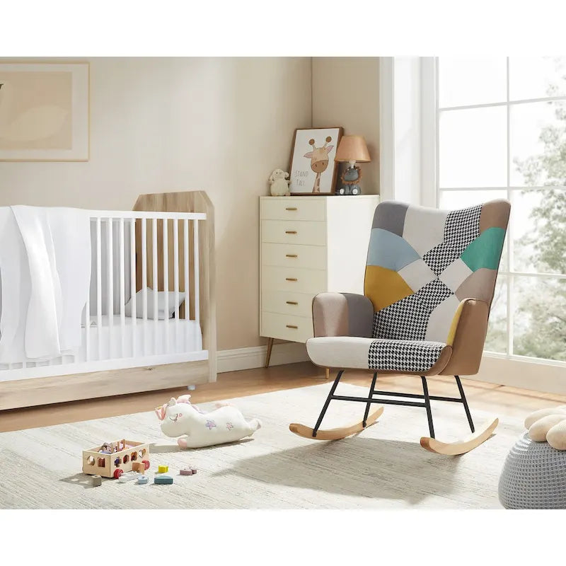Fauteuil à bascule de crèche en lin matelassé VANOMi 25.2 Wide French Patchwork avec pieds en bois