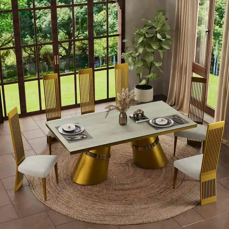 Table à manger dorée brossée avec plateau en verre de 78 pouces et base en forme de tonneau fuselé